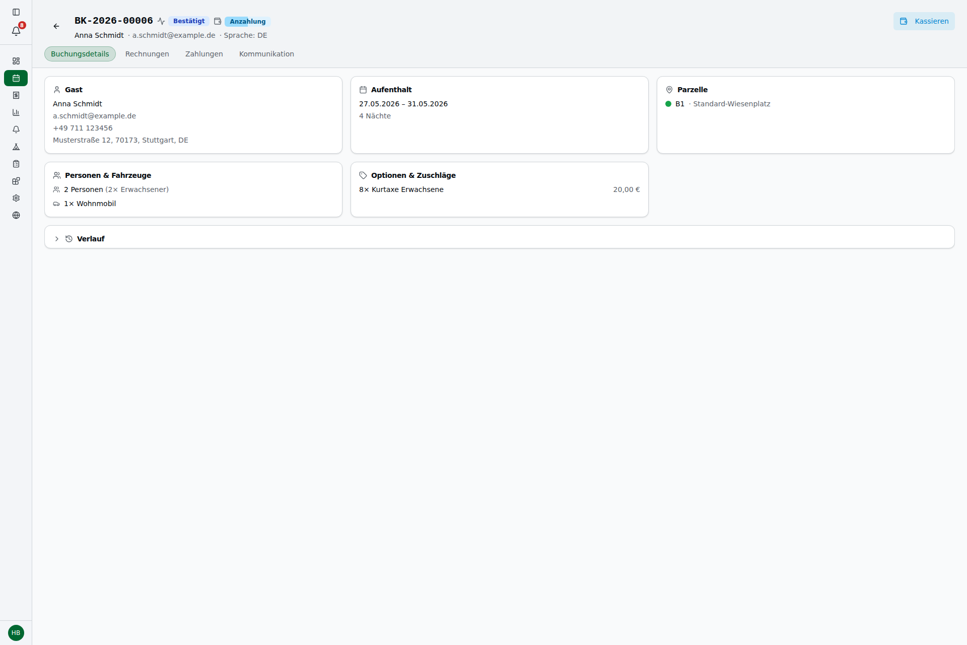Buchungsdetail-Seite, Tab „Buchungsdetails" – Header mit Buchungsnummer, Status und Kassieren-Button; darunter Karten für Gast, Aufenthalt, Parzelle, Personen & Fahrzeuge und Optionen & Zuschläge. Rechnungen und Zahlungen liegen in eigenen Tabs.
