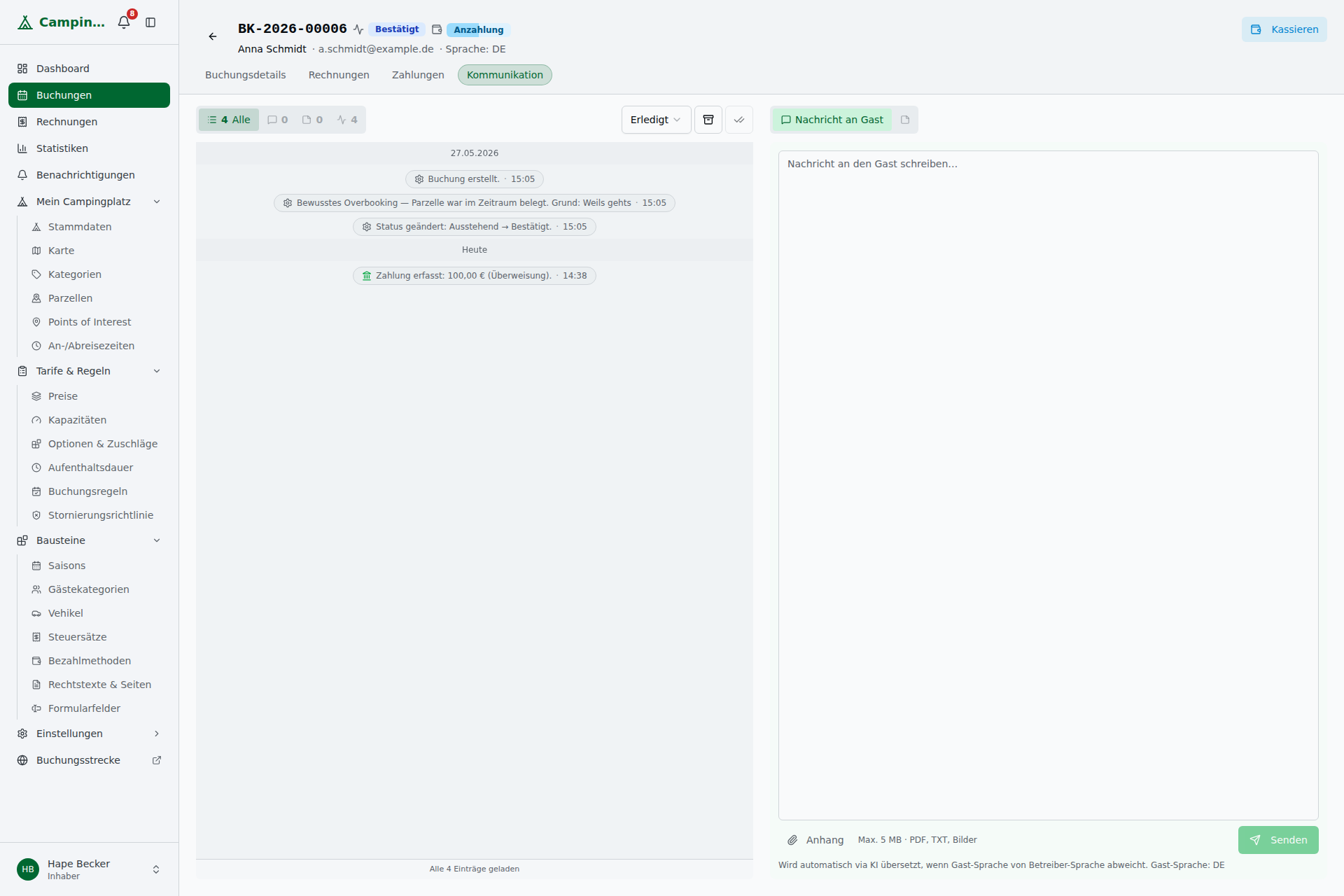 Kommunikations-Tab einer Buchung – Filterleiste, chronologischer Bubble-Stream (System-Events, Zahlungen) und Composer mit Anhang-Option und KI-Übersetzungs-Hinweis