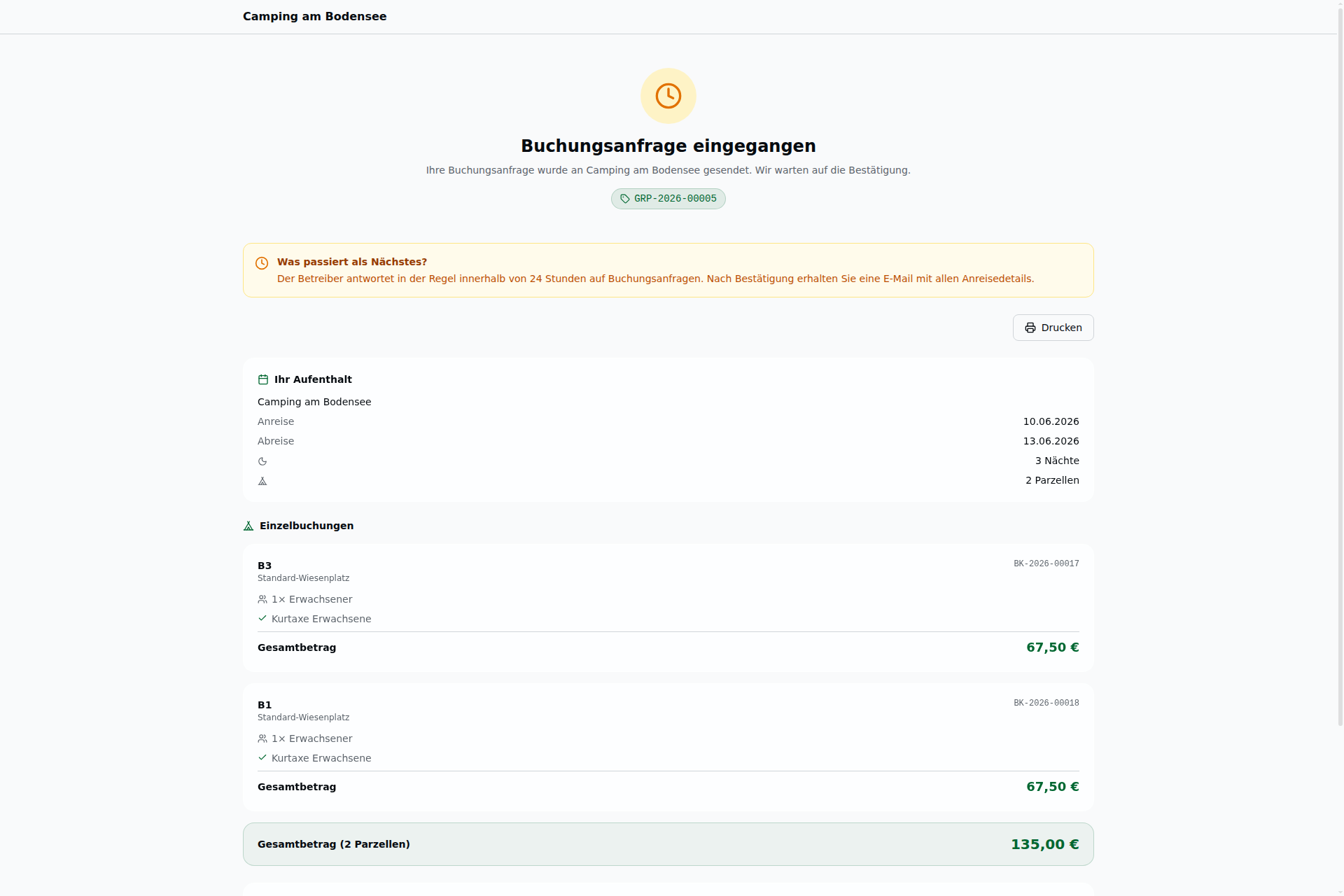 Bestätigungsseite einer Gruppenbuchung im Pending-Status – Uhr-Icon, „Buchungsanfrage eingegangen … Wir warten auf die Bestätigung", Gruppennummer GRP-2026-00005, Aufenthalt (10.–13.06.2026, 2 Parzellen) und kompakte Übersicht je Parzelle (B3, B1 – je 67,50 €) mit Gesamtbetrag 135,00 €